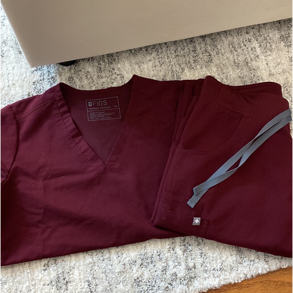 Burgundy Figs: Three-pocket top size XS & Kade Cargo bottom size S